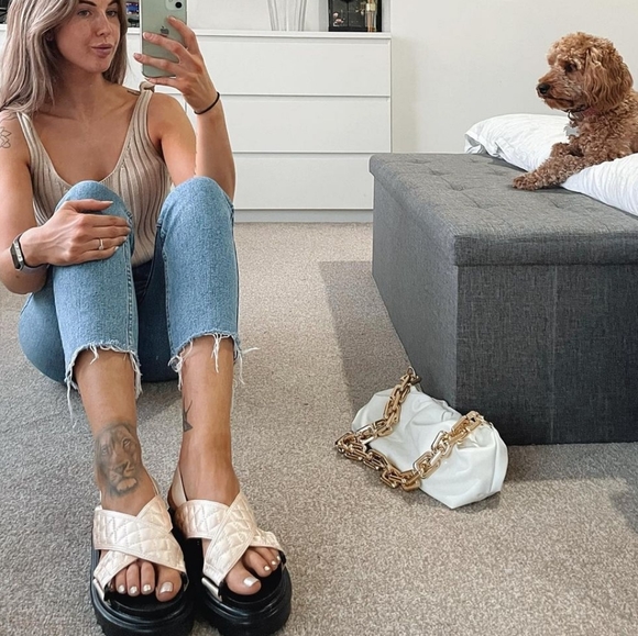 ππππππΎπππΏπ€Quilted Cross Over Strap Flat Nude - Picture 6 of 12